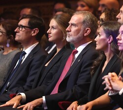 Sus Majestades los Reyes y Sus Altezas Reales la Princesa de Asturias y de Girona, y la Infanta Doña Sofía durante la ceremonia de entrega de los Prem